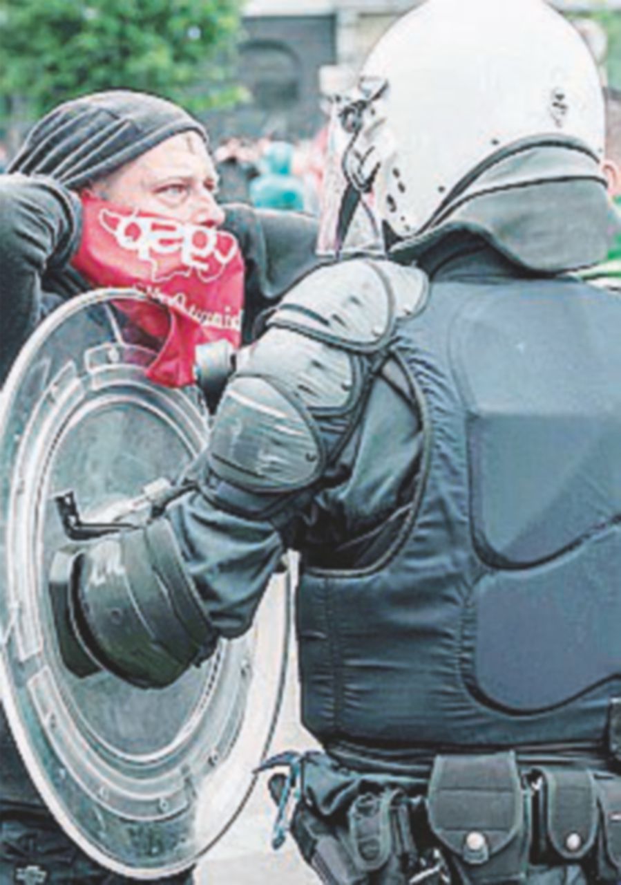 Scontri e feriti alla manifestazione contro l’austerity Scontri e feriti alla manifestazione contro l’austerity