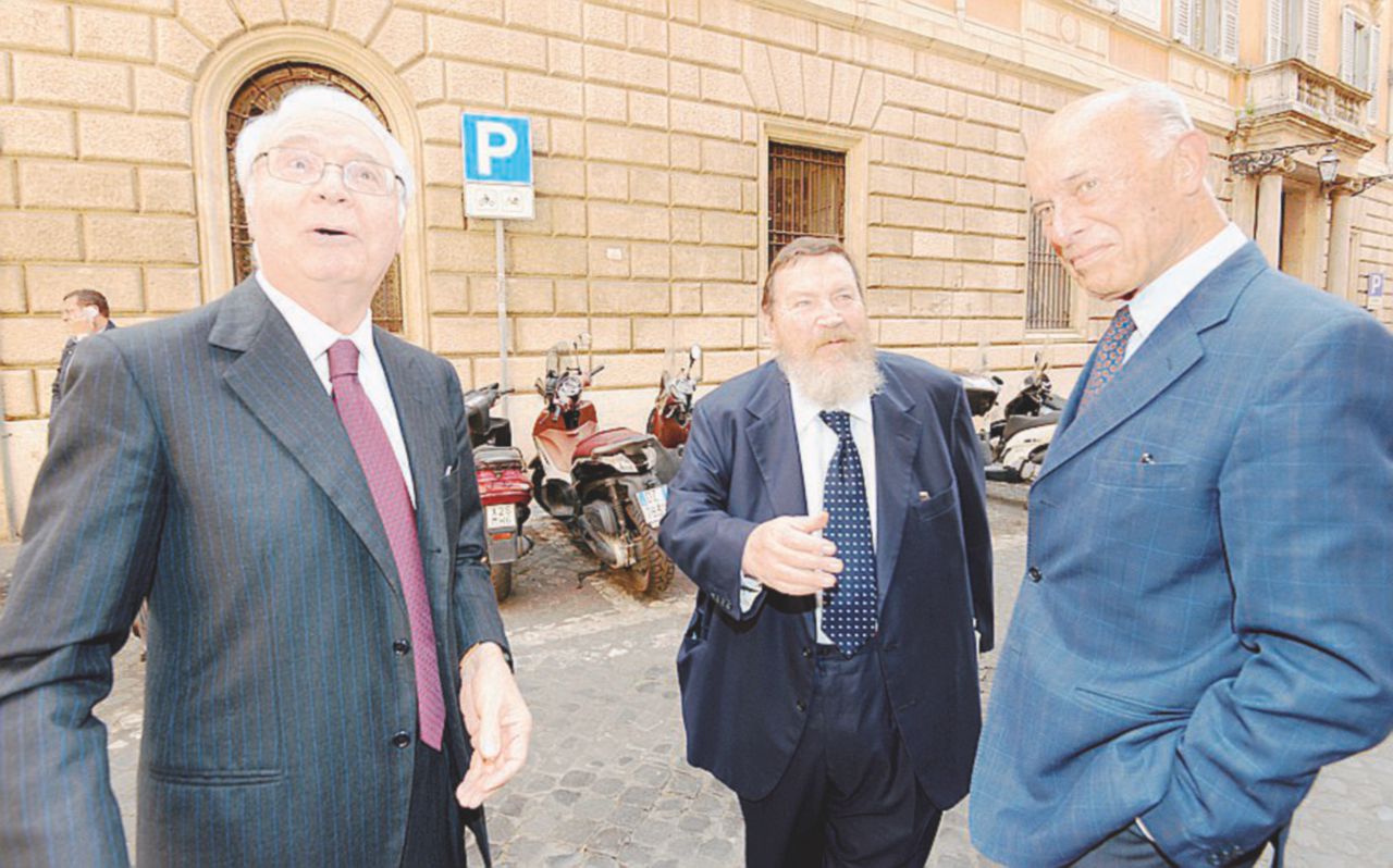 Combriccola all’ingresso - Roma, Istituto della Enciclopedia Italiana: saluti e baci, banchieri, giornalisti e politici. Da Cesare Geronzi a Giuliano Ferrara e Jas Gawronski L’enciclopedia del potere sempre in piedi