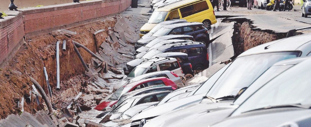 Le auto inghiottite - La voragine sul Lungarno Torrigiani, tra Ponte alle Grazie e Ponte Vecchio. Voragine a Firenze. Accuse alla società del Giglio Magico