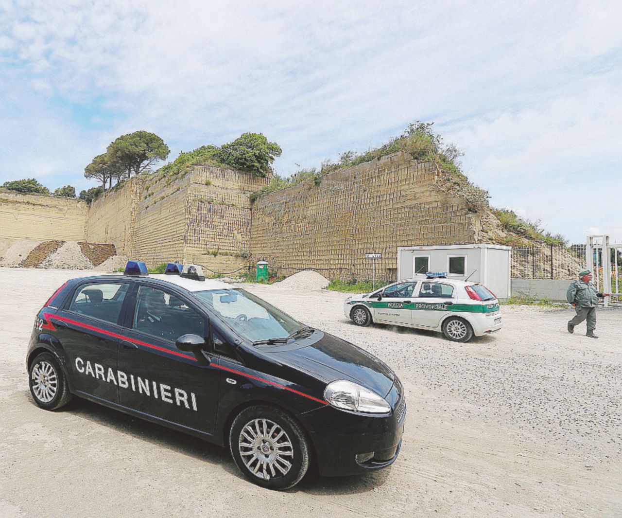 Sigilli - Carabinieri e polizia metropolitana a Giugliano (Napoli) - LaPresse Ancora la monnezza interrata a Giugliano “I mattoni scoppiano”