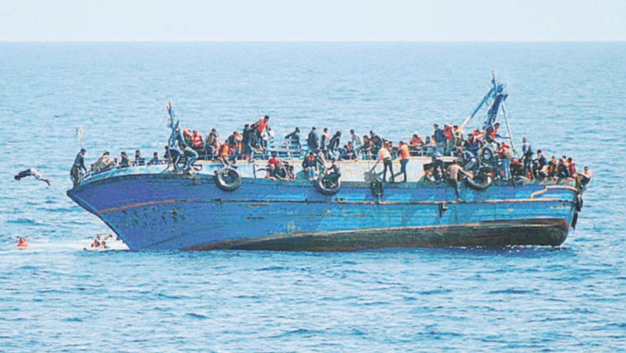 Soccorsi in 500, almeno 5 vittime - Cinque morti e 562 migranti salvati: questo il bilancio delle operazioni della Marina militare dopo il rovesciamento del barcone a circa 20 miglia al largo delle coste libiche. Il barcone, in precarie condizioni di galleggiamento a causa del sovraccarico, era stato avvistato dalla nave Bettica nel corso dell’attività di sorveglianza nel Canale di Sicilia Dal mare alla terra, le paure mortali dei profughi