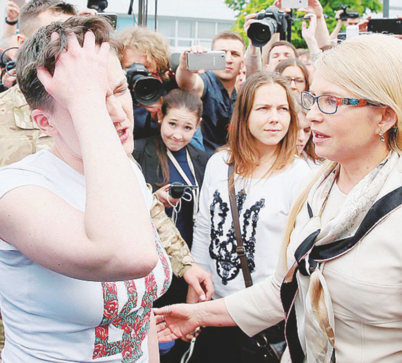 Fiori rifiutati - L’incontro a Kiev tra la Savchenko e la Timoshenko nella cui lista la pilota è candidata - Reuters Nadia, l’eroina ucraina anti-Putin torna a casa