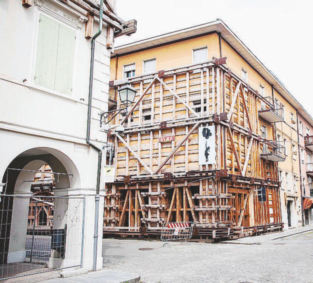 La truffa - La ricostruzione di alcuni palazzi crollati dopo il terremoto del 2012 in Emilia - LaPresse Emilia, il cemento per le scuole era scadente