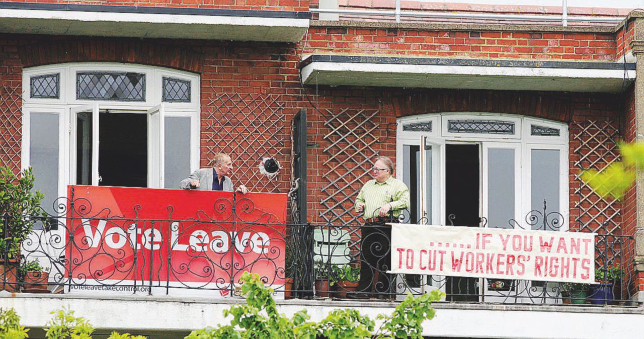 Due striscioni per altrettante idee: restare nell’Ue o andare via, e il referendum s’avvicina - Ansa Brexit, due schieramenti e un mare di bufale