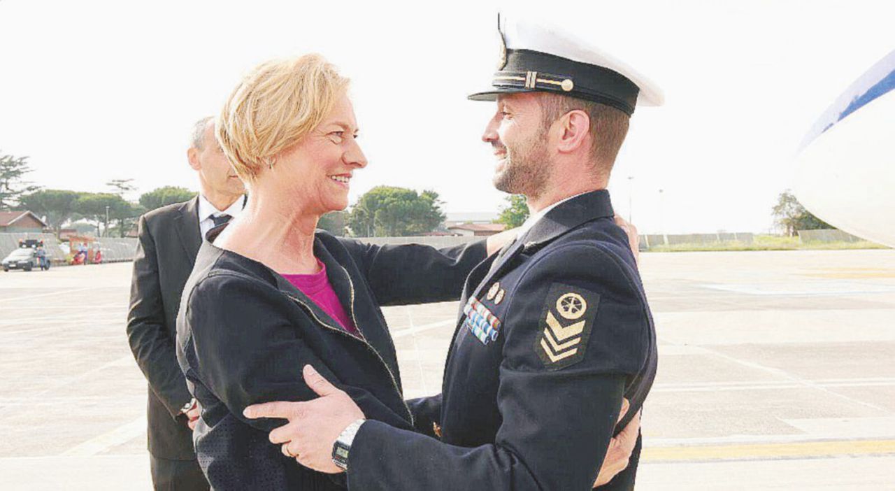 Girone, dopo quattro anni in India il premio è l’abbraccio della Pinotti Girone, dopo quattro anni in India il premio è l’abbraccio della Pinotti