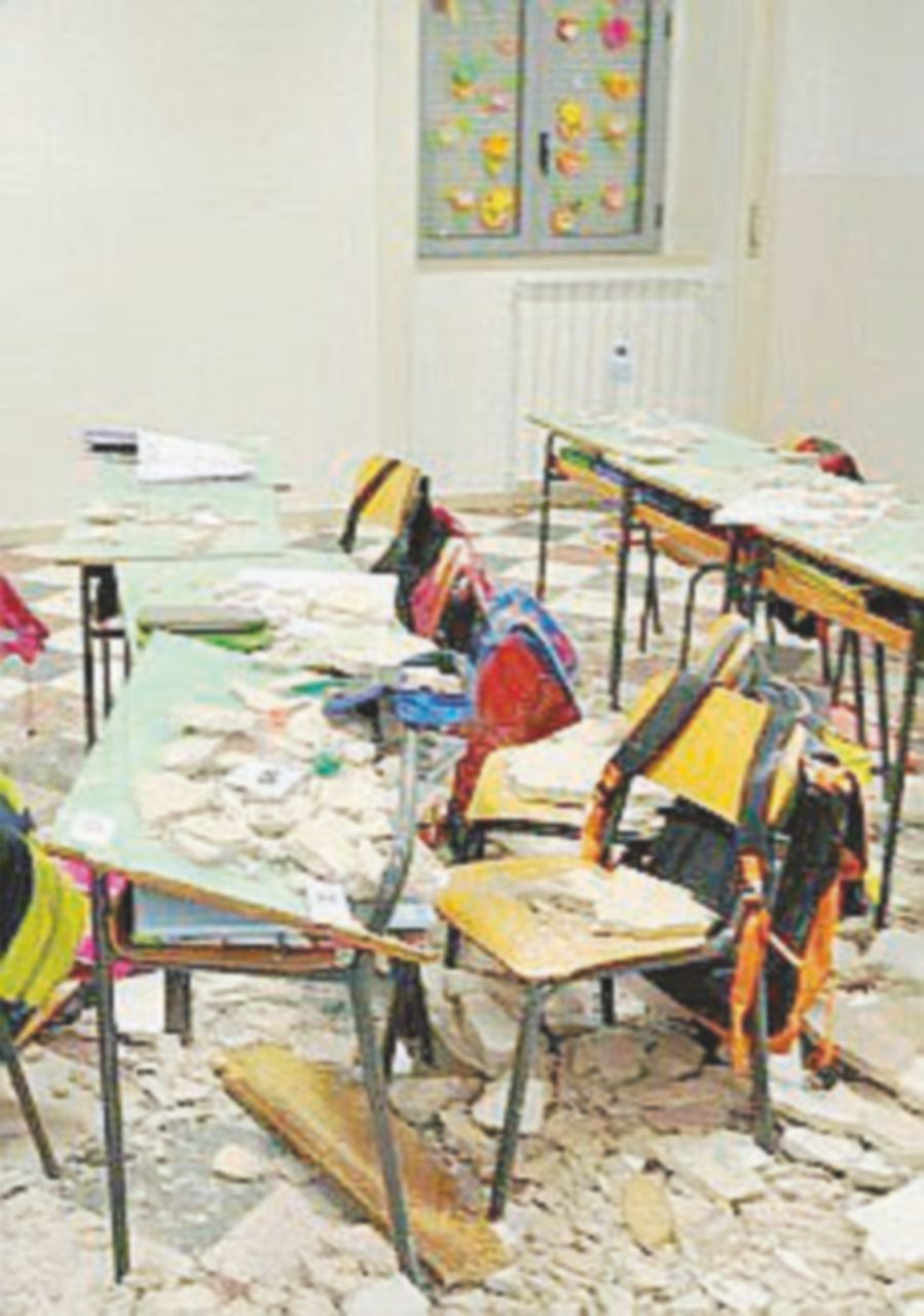 Crolla il soffitto della scuola: quattro studenti feriti Crolla il soffitto della scuola: quattro studenti feriti