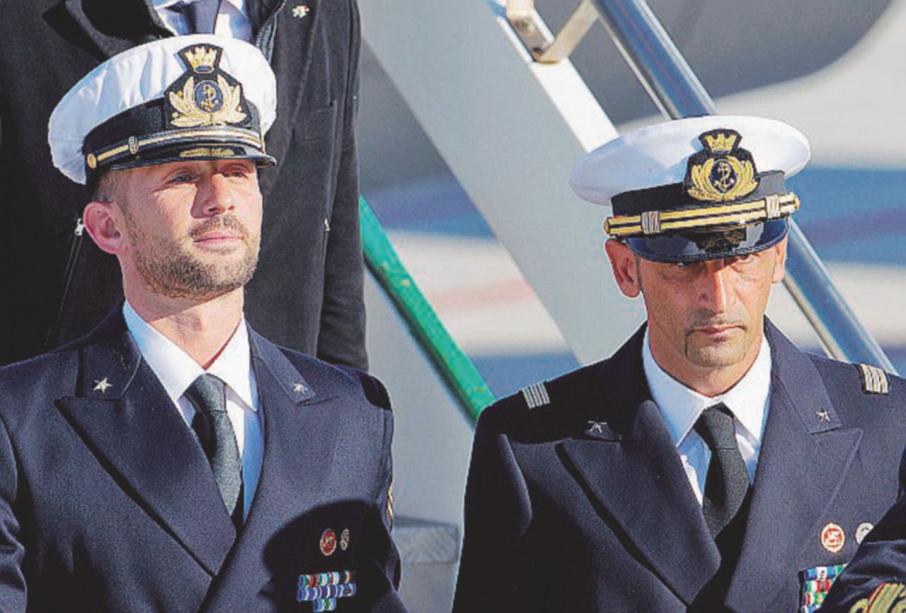 I fucilieri - I due marò Latorre e Girone L’India ci rimanda il marò, ma toglie i soldi a Finmeccanica