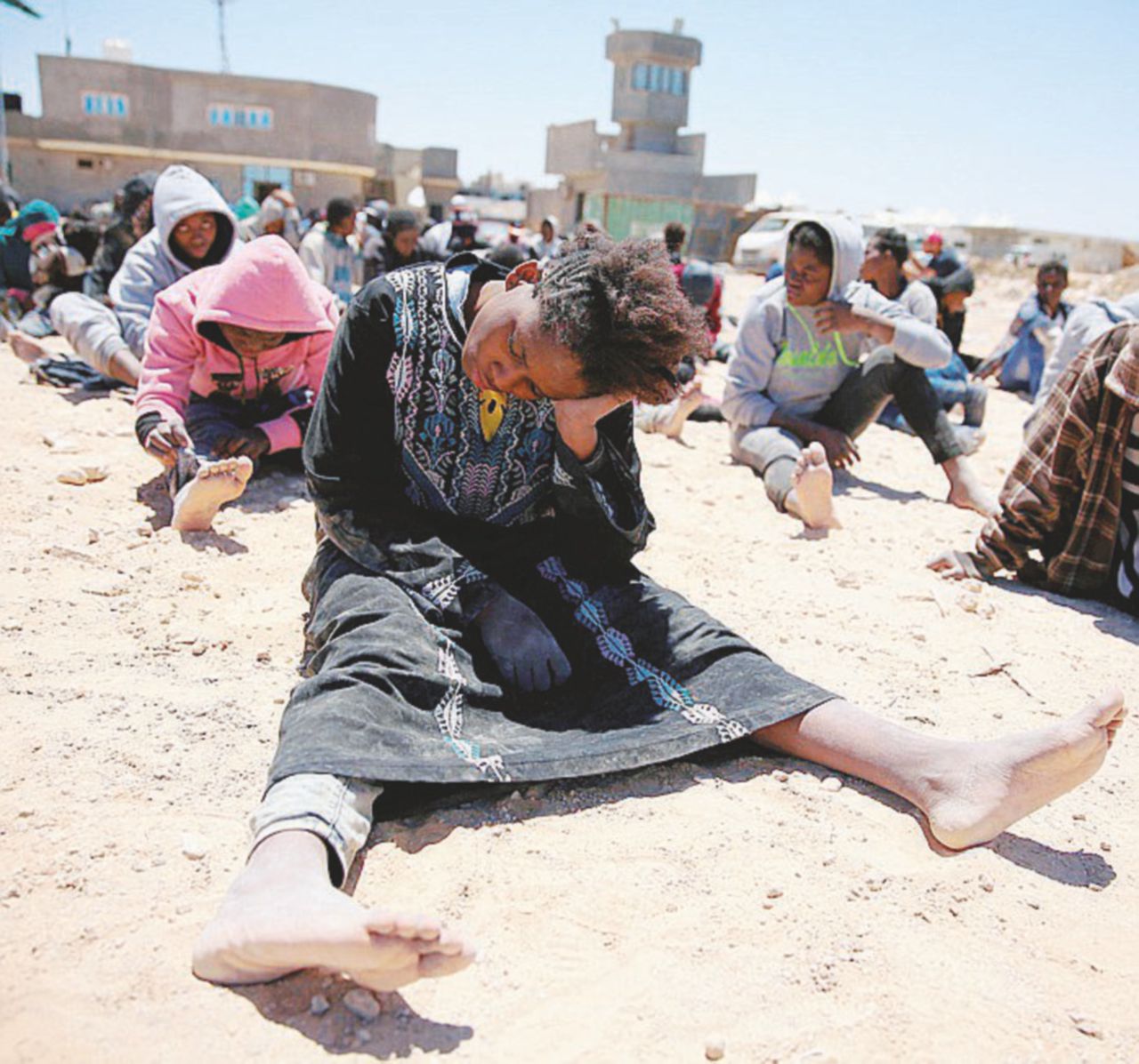 L’attesa - Migranti su una spiaggia di Tripoli. Fra trafficanti di esseri umani e milizie dell’Isis la Libia resta il punto caldo da cui partono i barconi verso l’Italia - Ansa Chi muore, chi guadagna: i boss del traffico umano