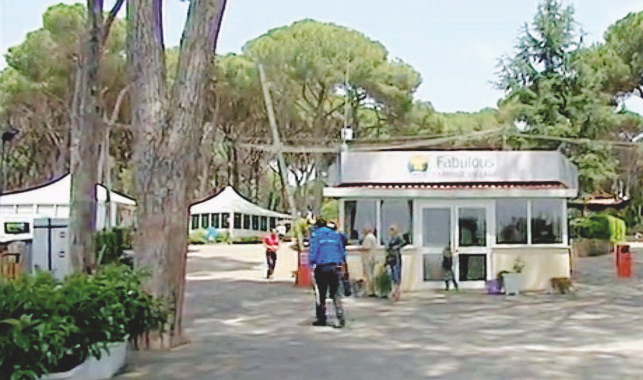 L’ingresso del Fabulous, ad Acilia, otto chilometri prima di Ostia provenendo da Roma Il mega-camping abusivo di Banca Etruria e Buzzi