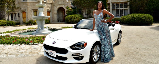 Copertina di Fiat 124 Spider, stavolta la pillola blu non serve. C’è la playmate Eugena – FOTO
