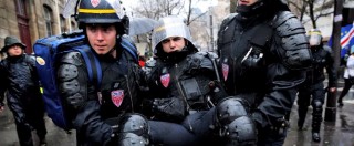 Copertina di Francia, scontri a Parigi in protesta contro la riforma del lavoro approvata con la fiducia: “49 fermati” – Fotogallery