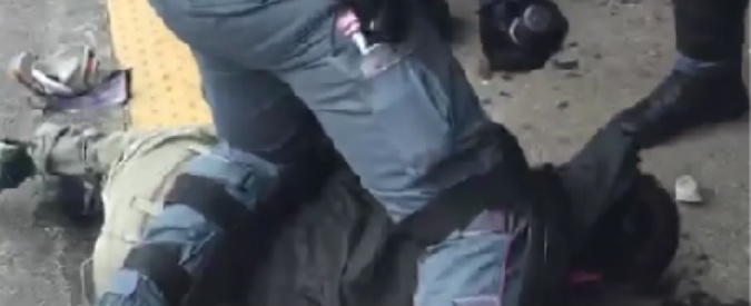 Copertina di Brennero, video ravvicinato delle cariche della polizia. Il fermo di uno dei manifestanti