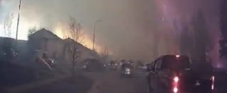 Copertina di Canada, impressionanti immagini sull’incendio in Alberta: l’evacuazione in autostrada