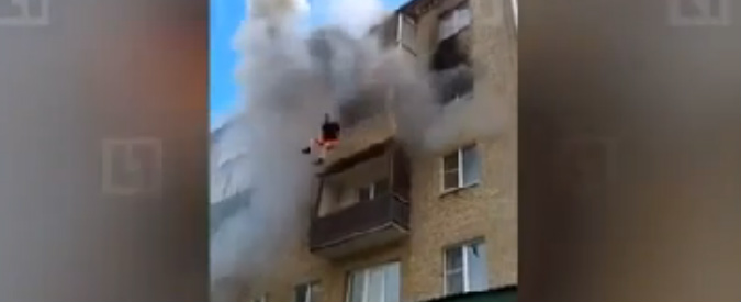 Copertina di Russia, saltano dal quinto piano per scappare dalle fiamme: salvati dai passanti