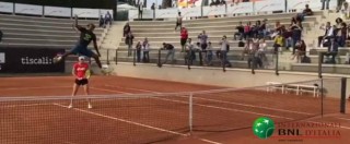 Copertina di Internazionali d’Italia 2016, Gael Monfils come gli Harlem Globetrotters: vola sopra Daria Gavrilova (VIDEO)