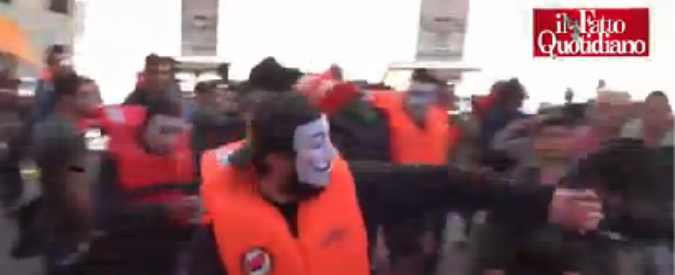 Copertina di Roma, corteo dei ‘No Borders’: lancio di uova e vernice verso l’ambasciata turca