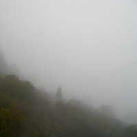 Il fumo avvolge il sentiero sul vulcano Pacaya