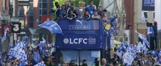Copertina di Premier League, la festa del Leicester campione d’Inghilterra: 100mila tifosi biancoblu per le vie della città – Video