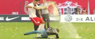 Copertina di Calcio, Lipsia promosso Bundesliga: inseguono il mister con la birra. E lui s’infortuna