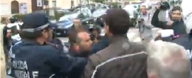 Copertina di Livorno, rissa tra supporter di Nogarin (M5S) e dipendenti Aamps