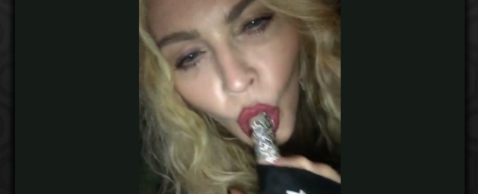 Madonna, nuova provocazione della pop star in un video hot: simula un rapporto orale