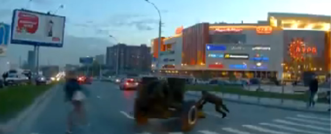 Copertina di Obice militare si stacca da camion: panico in strada a Novosibirsk