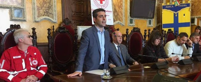 Federico Pizzarotti sospeso, sorpresa tra parlamentari M5s. La senatrice: “Movimento muore un altro po’”