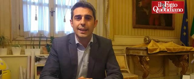 Copertina di M5s, Pizzarotti replica a Di Maio: “Non ci sono regole scritte, le inventate alla giornata”