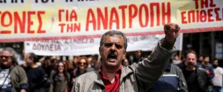 Copertina di Grecia, nulla di fatto all’Eurogruppo: “Del debito parliamo il 24 maggio”. Parlamento taglia pensioni e alza l’Iva