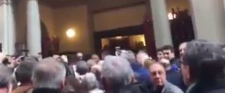 Copertina di Renzi contestato a Firenze dai truffati di Banca Etruria: “Buffone e Pinocchio”