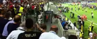Copertina di Champions League, Cristiano Ronaldo zoppica mentre scende le scale di San Siro dopo la premiazione