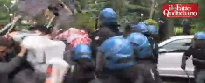 Copertina di Salvini a Bologna, scontri tra manifestanti e polizia all’università: il video delle cariche