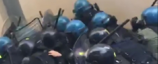 Copertina di Brennero, duri scontri tra manifestanti e polizia: lancio di sassi e lacrimogeni