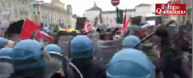 Copertina di Corteo del 1 maggio, scontri a Torino con gli antagonisti. Il video ravvicinato