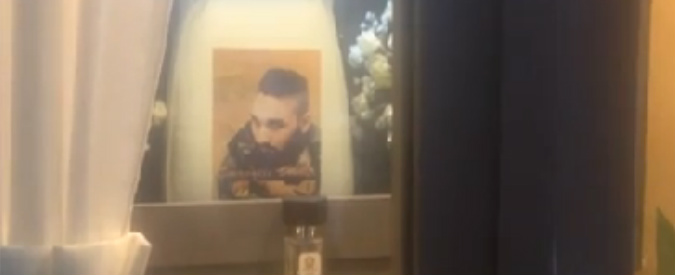 Copertina di Servizio Pubblico, camorra: l’omaggio dei commercianti al boss di Forcella