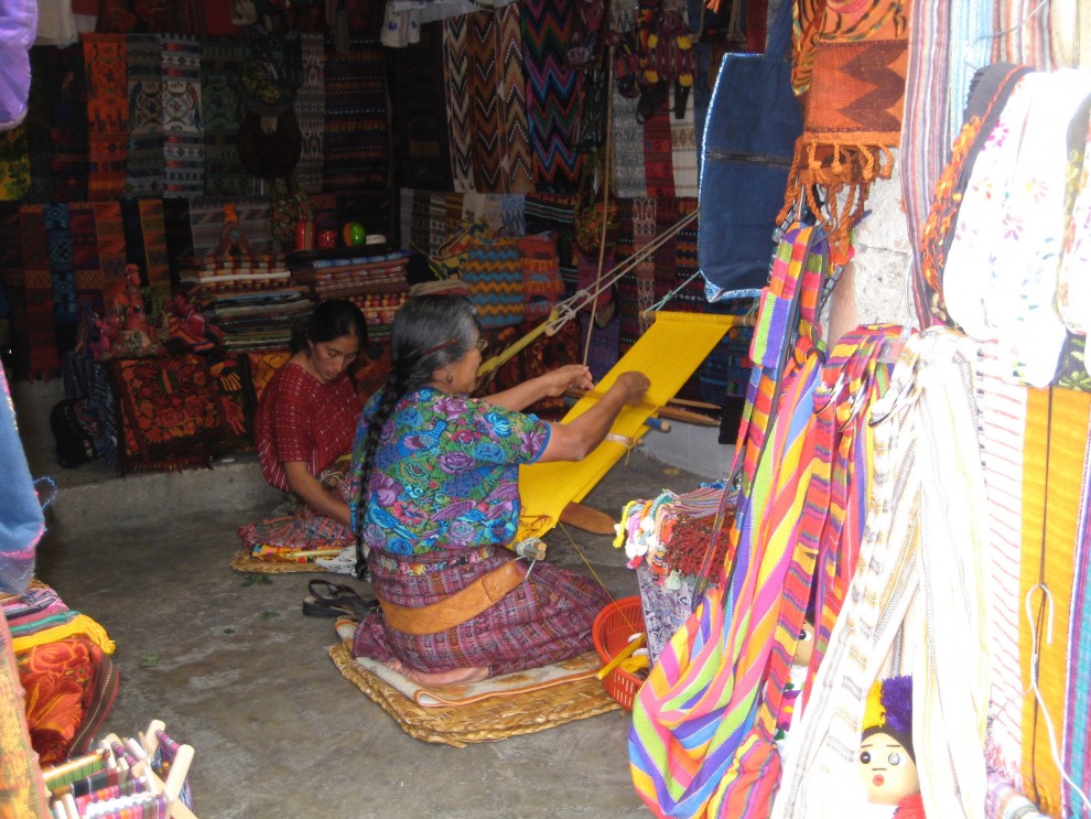 Tessitura di scialli e coperte tradizionali