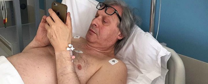 Vittorio Sgarbi ricoverato per problemi al cuore, dal letto d’ospedale: “Mi trovo depilato, ma vivo”