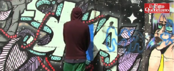 Copertina di Milano, dopo la morte di uno di loro: parlano in video i writers. “Oggi c’è più repressione, per questo scegliamo luoghi pericolosi”