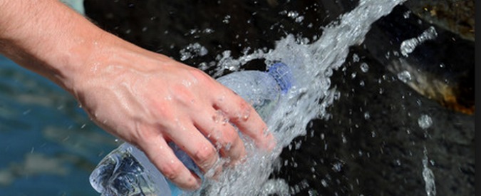 Bollette acqua, garantiti 50 litri al giorno a chi non paga perché povero. Consumatori: ‘Tariffe più alte per gli altri’
