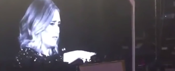 Adele all’Arena di Verona sgrida la fan: ”Smettila di filmarmi e goditi il concerto”