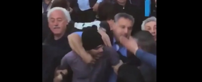 Copertina di Salvini in Calabria, giovane tenta di aggredirlo: aveva una cassa con sassi e un martello