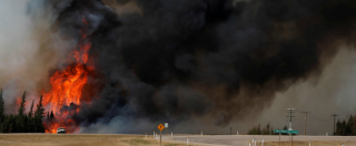 Copertina di Canada, Fort Mc Murray tra le fiamme: la città è vittima del suo stesso trivellare