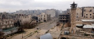 Copertina di Siria, ecco il piano di pace in tre fasi per l’uscita di scena di Assad. Attivisti: “Bombardamenti al cloro su Aleppo”