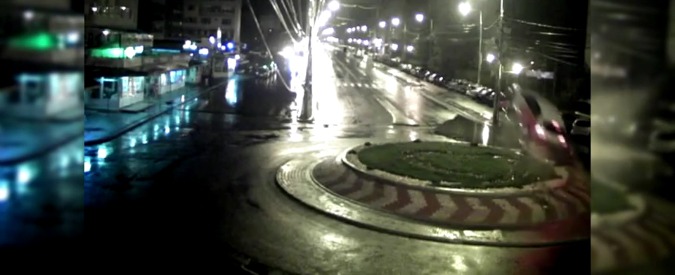 Copertina di “Alla rotatoria si gira!”: auto va dritta a tutta velocità e si catapulta in aria