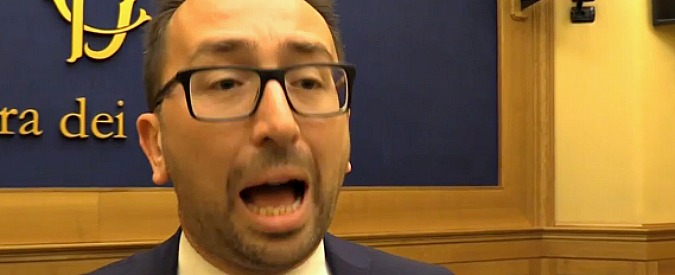 Copertina di Pizzarotti, Bonafede (M5S): “‘L’indagato del giorno’? Tra noi e gli altri c’è un abisso”