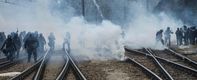 Copertina di Brennero, scontri tra manifestanti e polizia: diciotto agenti feriti, cinque antagonisti arrestati (FOTO-VIDEO)