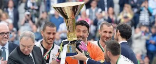 Copertina di Juventus, Gigi Buffon alza la coppa dello scudetto per la quinta volta consecutiva. Festa allo Stadium (FOTO e VIDEO)