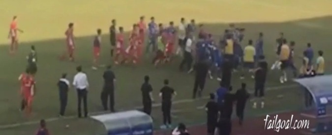 Copertina di Calcio, botte da orbi nel campionato cinese: rissa dei giocatori in campo e dagli spalti vola di tutto