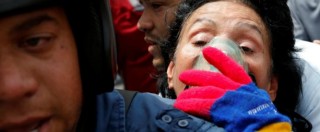 Copertina di Venezuela, dura repressione dei manifestanti in piazza contro Maduro: caos, violenze e studenti aggrediti