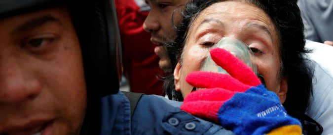Copertina di Venezuela, dura repressione dei manifestanti in piazza contro Maduro: caos, violenze e studenti aggrediti